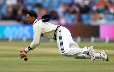 Yashasvi Jaiswal celebrates his century against England
