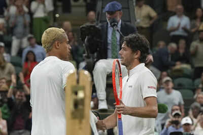 Fritz and Diallo shake hands at Wimbledon 2025