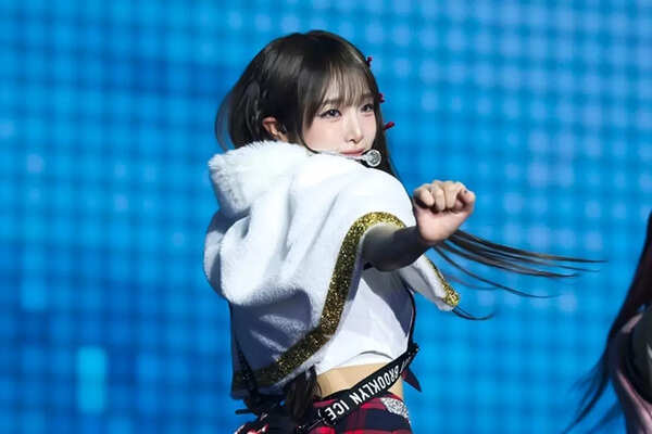 Choi Yena's surprise appearance with Jin